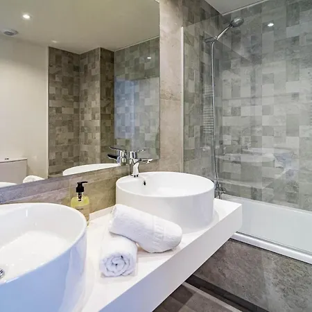 Inf42m- Modern City Apartment, Families Only Apartment