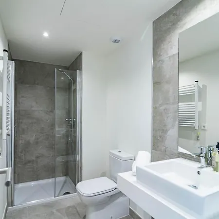 Inf42m- Modern Apartment, Families Only Apartment