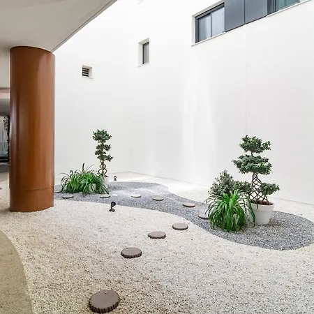 Inf42m- Modern Apartment, Families Only Apartment